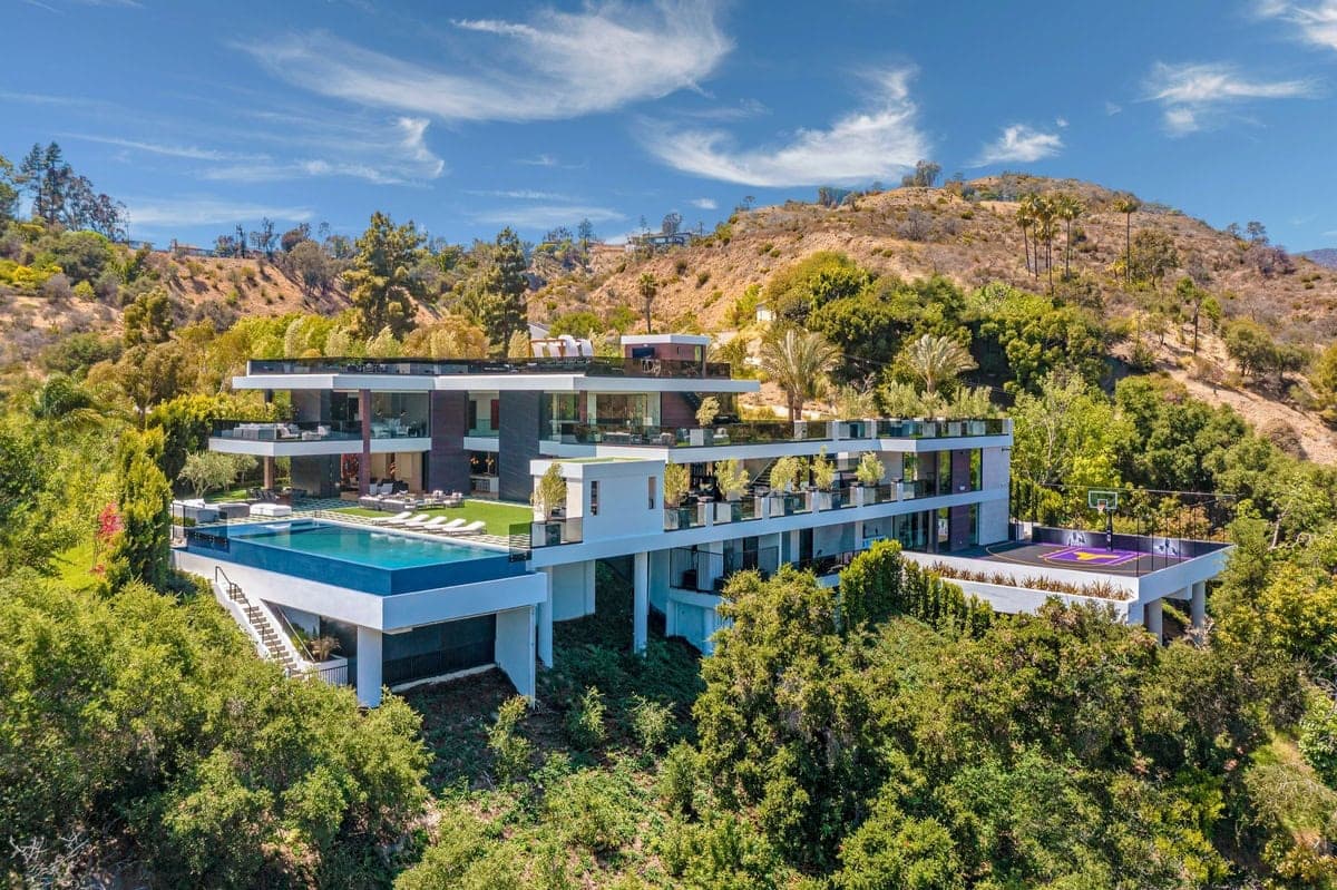 Luxurious modern mansion with infinity pool and stunning hillside views, perfect for relaxation.