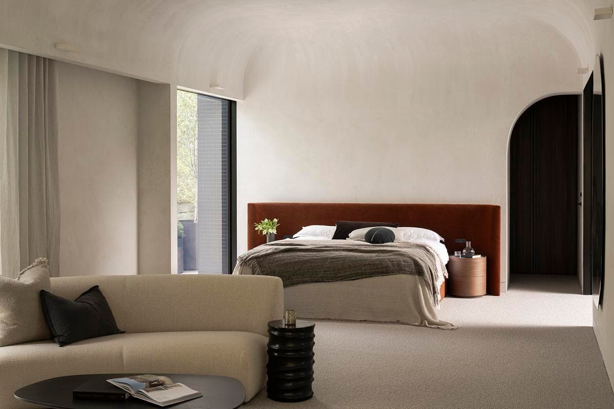 Curved openings soften the bedroom and its connection to the garden.