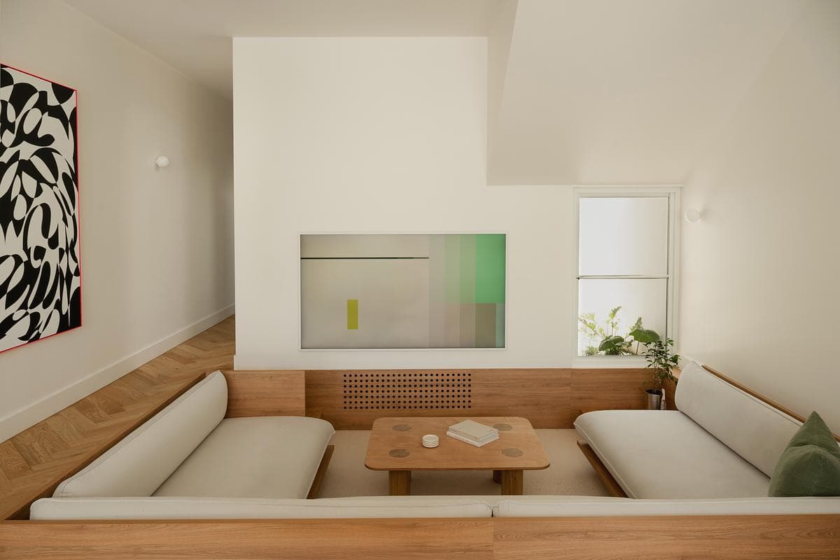 City Cottage: sunken lounge with built-in timber seating