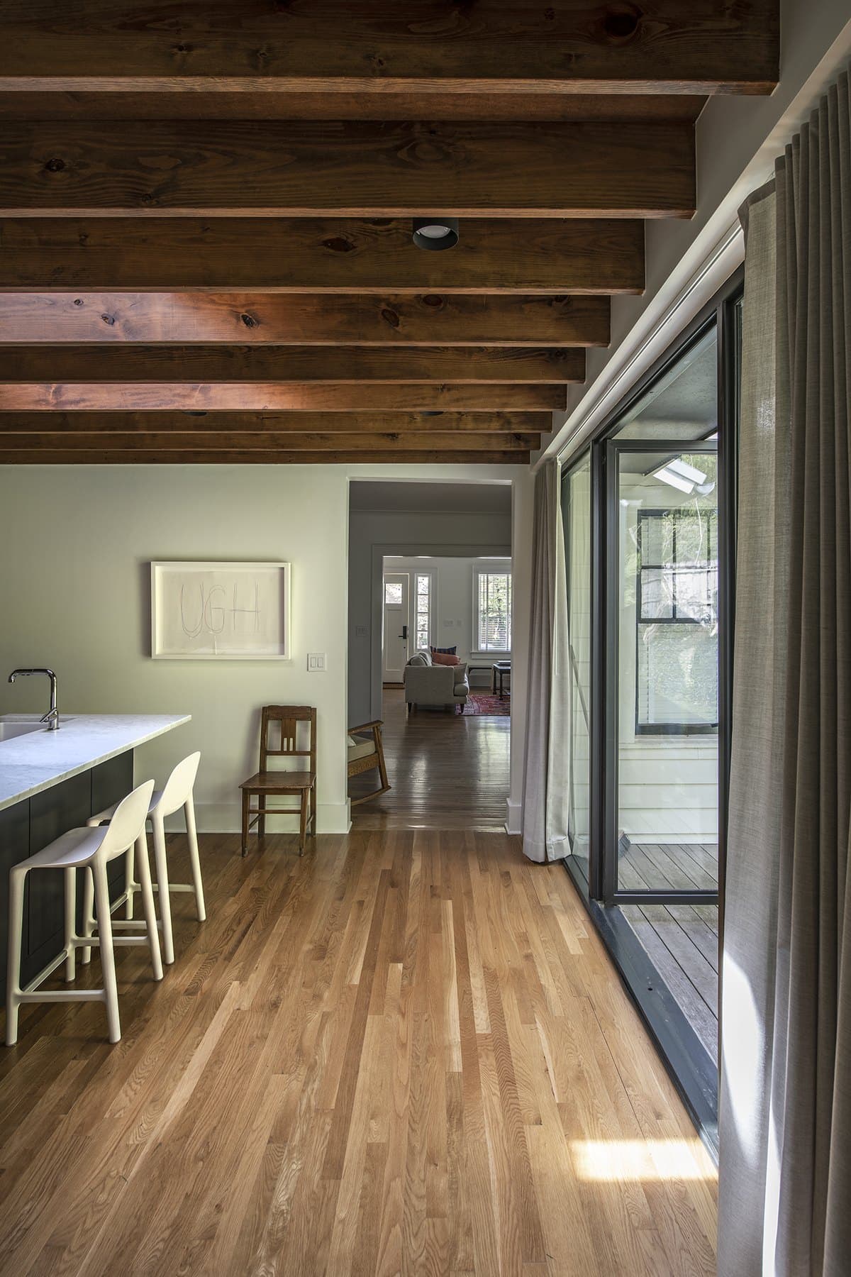 Ormewood Park Residence: view along the glazed kitchen wall