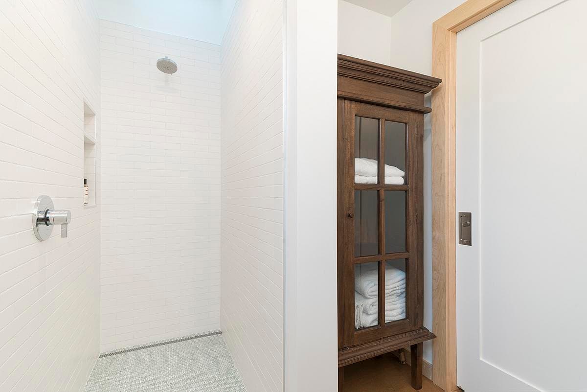 A shower without a raised threshold forms part of the compact bathroom.