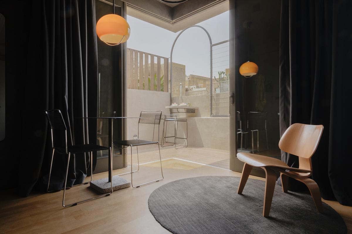 SOL’s living space opens towards a bright upper terrace.