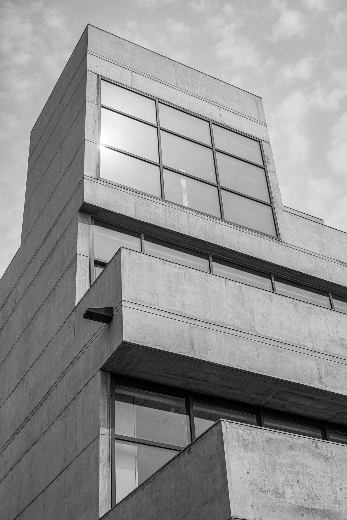 Stepped concrete façade and glass-grid windows