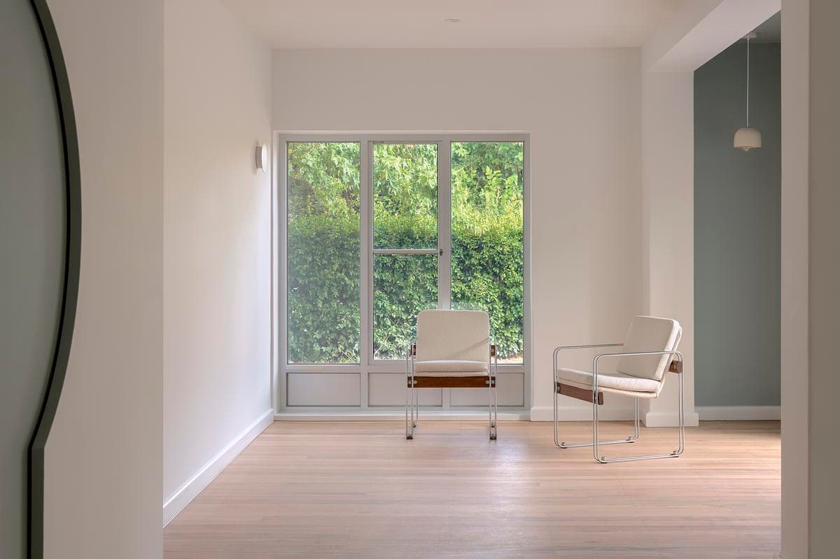Light-filled sitting room opening towards the garden