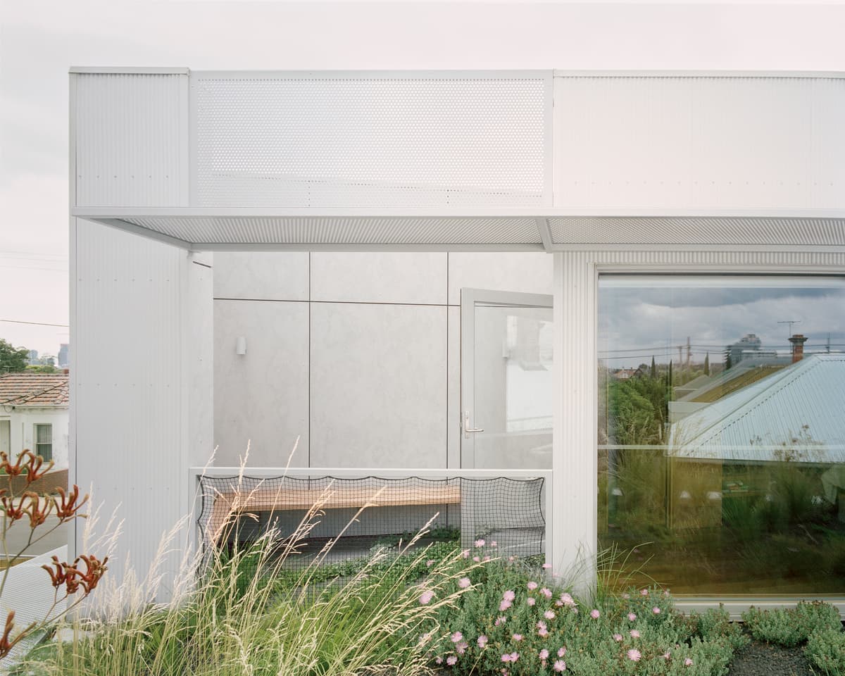 Roof planting gives the upper rooms a close connection with greenery.