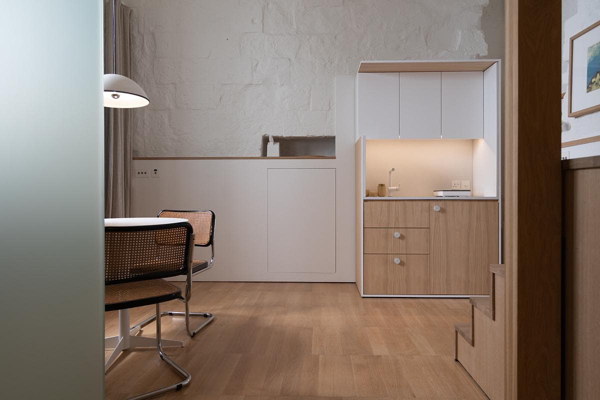 Pale joinery and warm timber give MI a quieter interior palette.