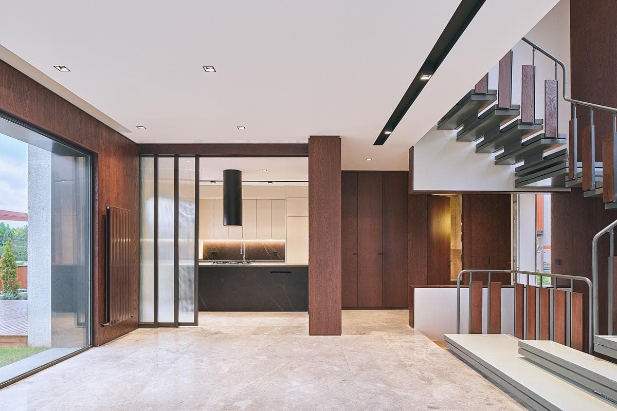 Changes in surface and volume define the kitchen and circulation areas.