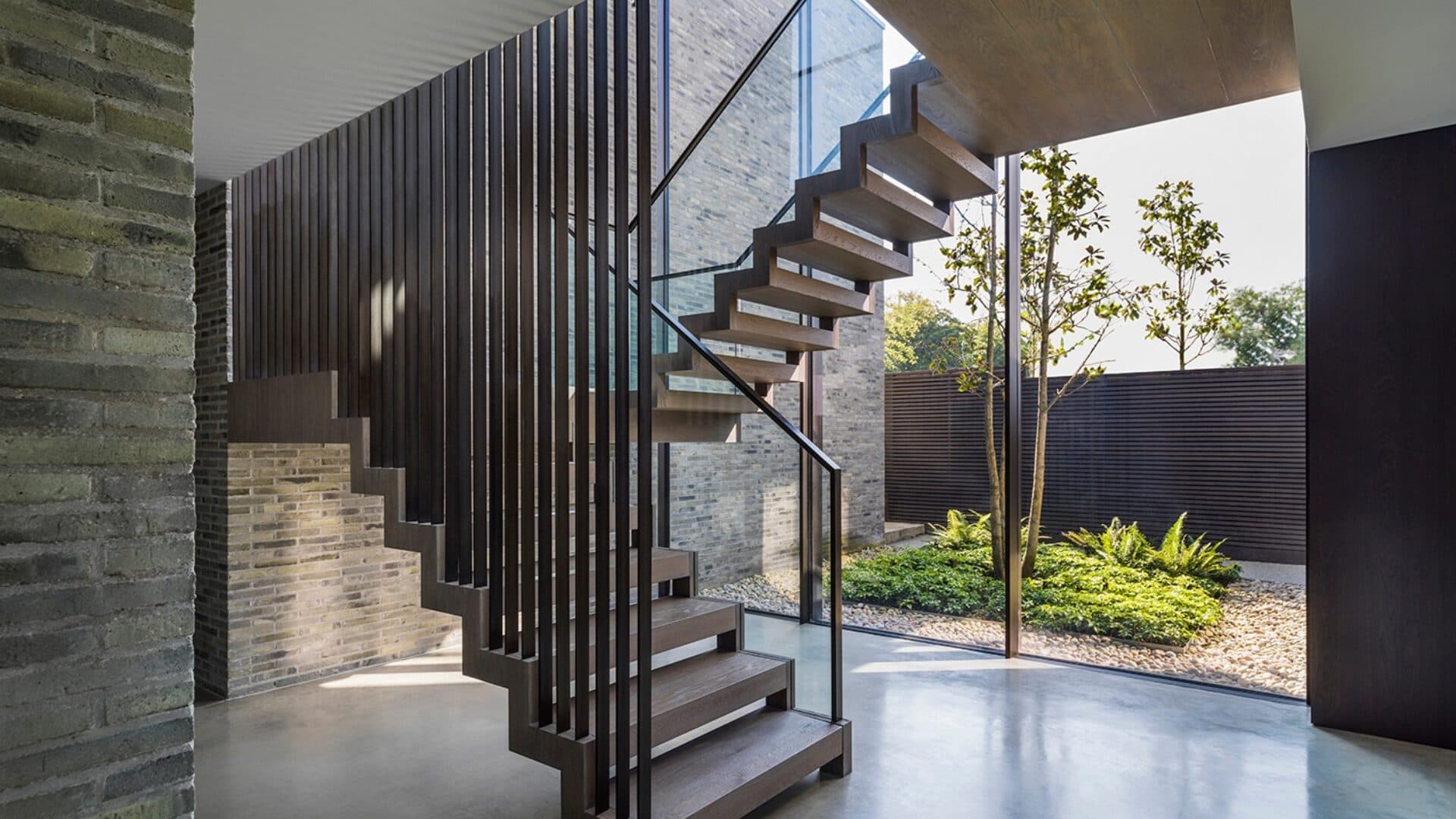 The open stair connects the entrance with the upper floor