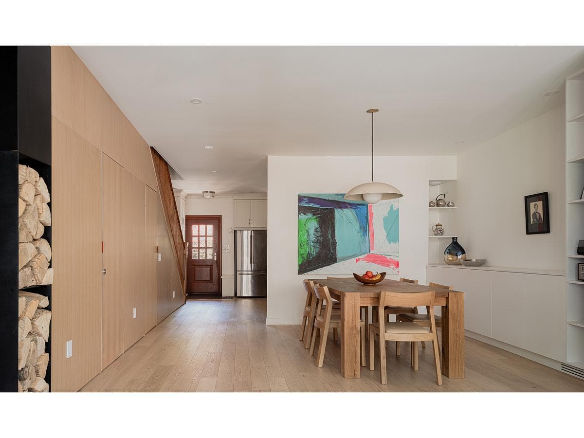 Timber panels and joinery connect the dining area with the existing house.