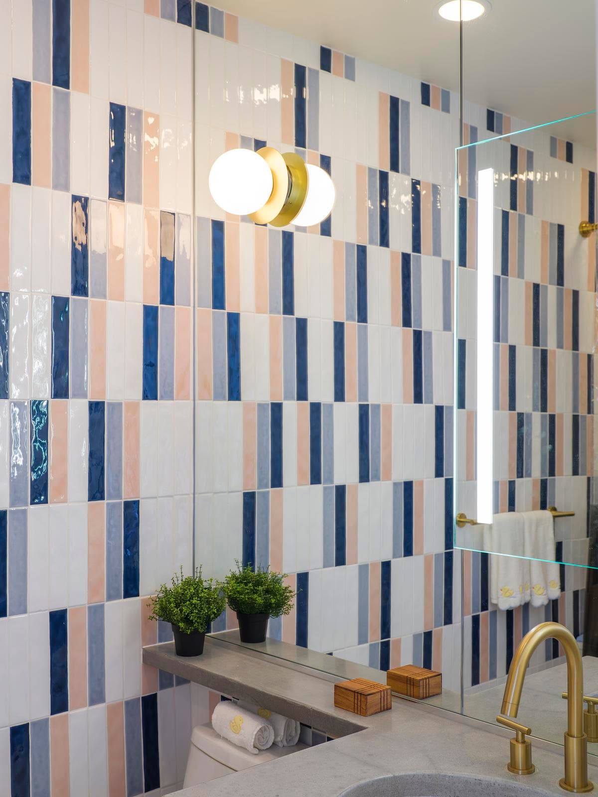Bathroom with multicoloured vertical tiles