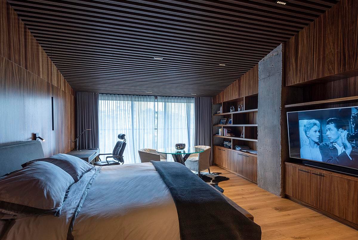 A curved ribbed timber ceiling spans the bedroom.