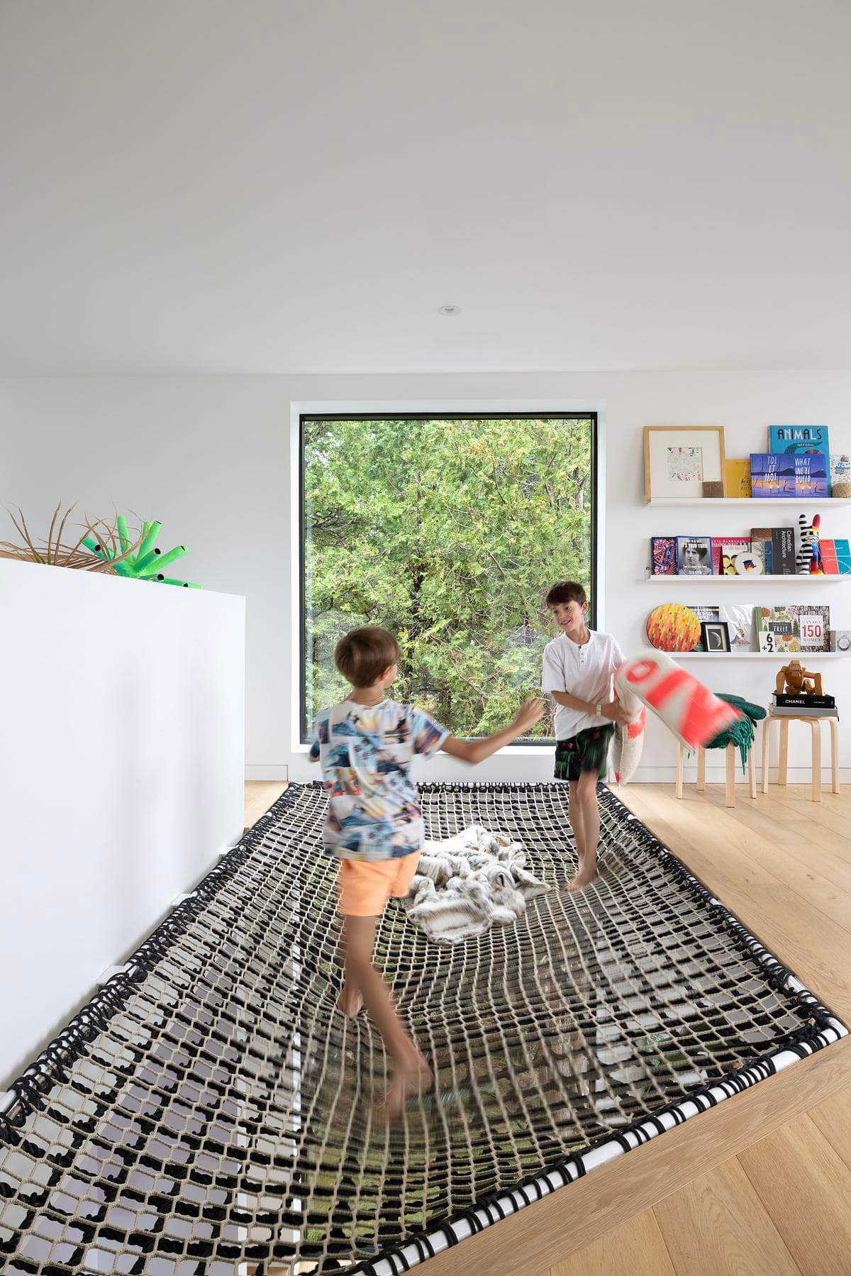 A net above the living room makes play part of the interior.