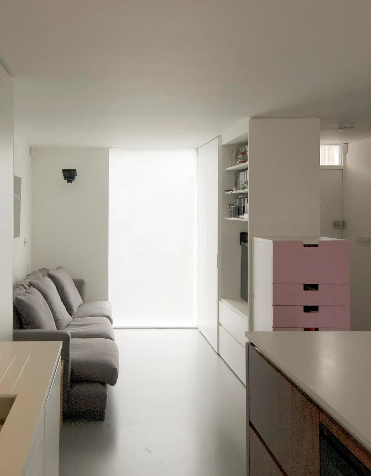A storage volume separates the entrance and sitting area at Modern Terrace.