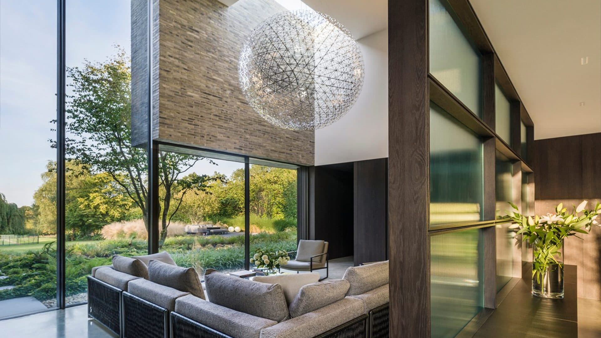 A double-height living space opens towards the garden