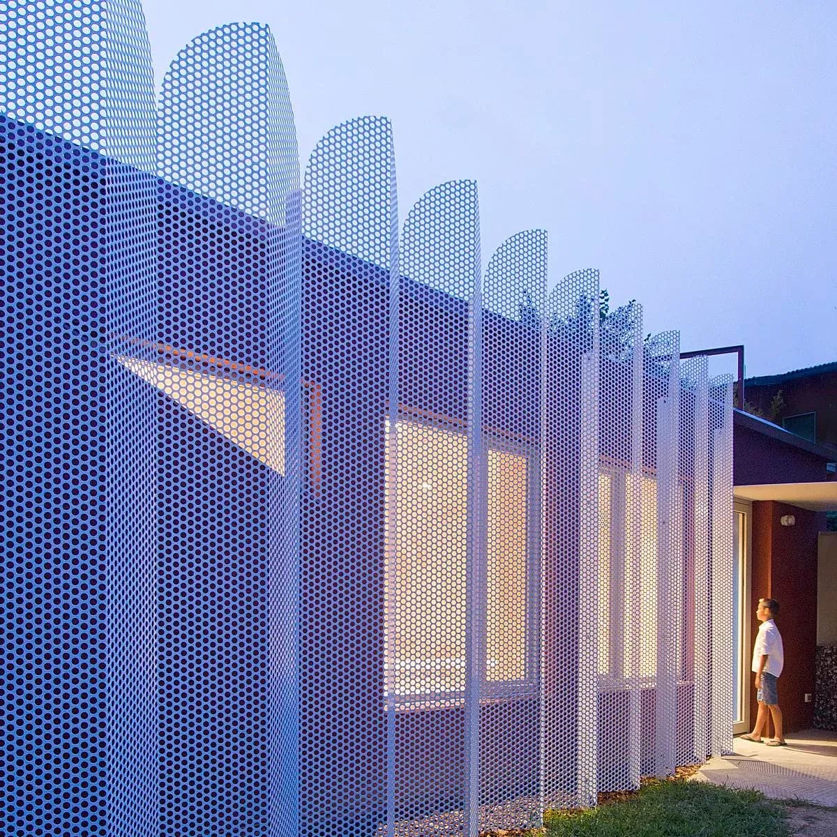 The south-facing screen filters light across the cabin’s openings.