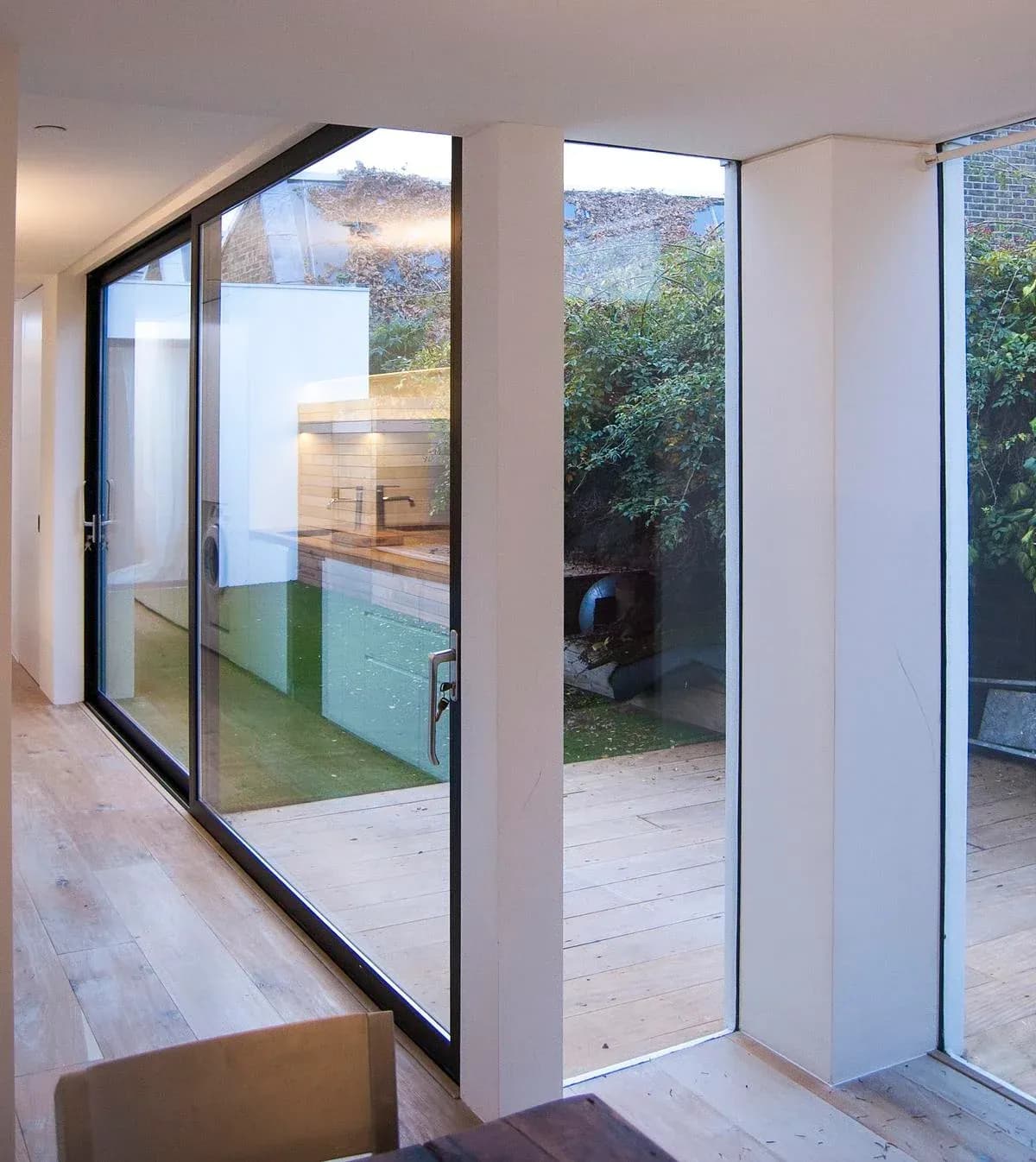 Full-height glazing opens the living space towards the courtyard.