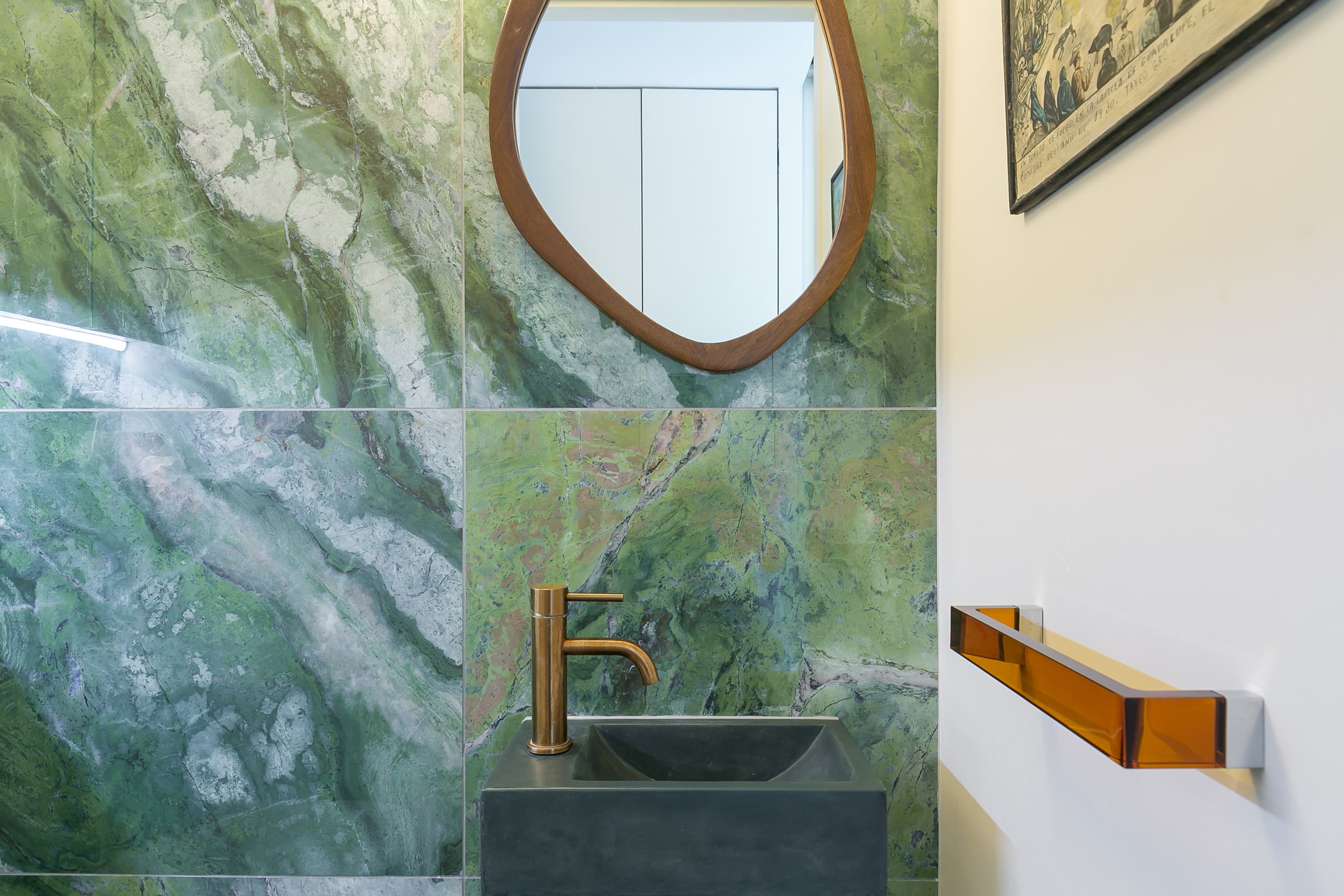 Green stone and a circular mirror in the bathroom.