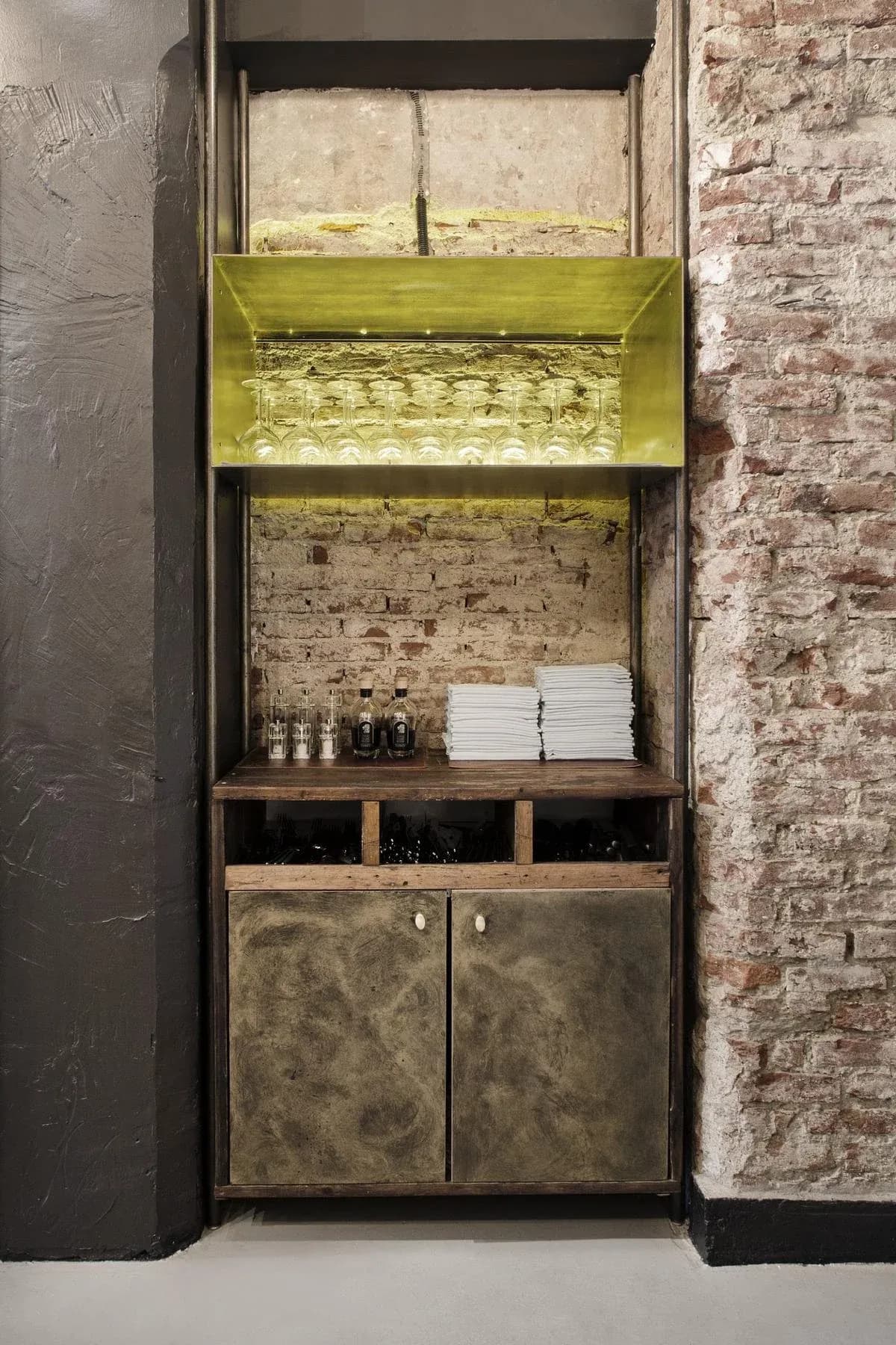 A fitted service niche combines storage with a compact worktop.
