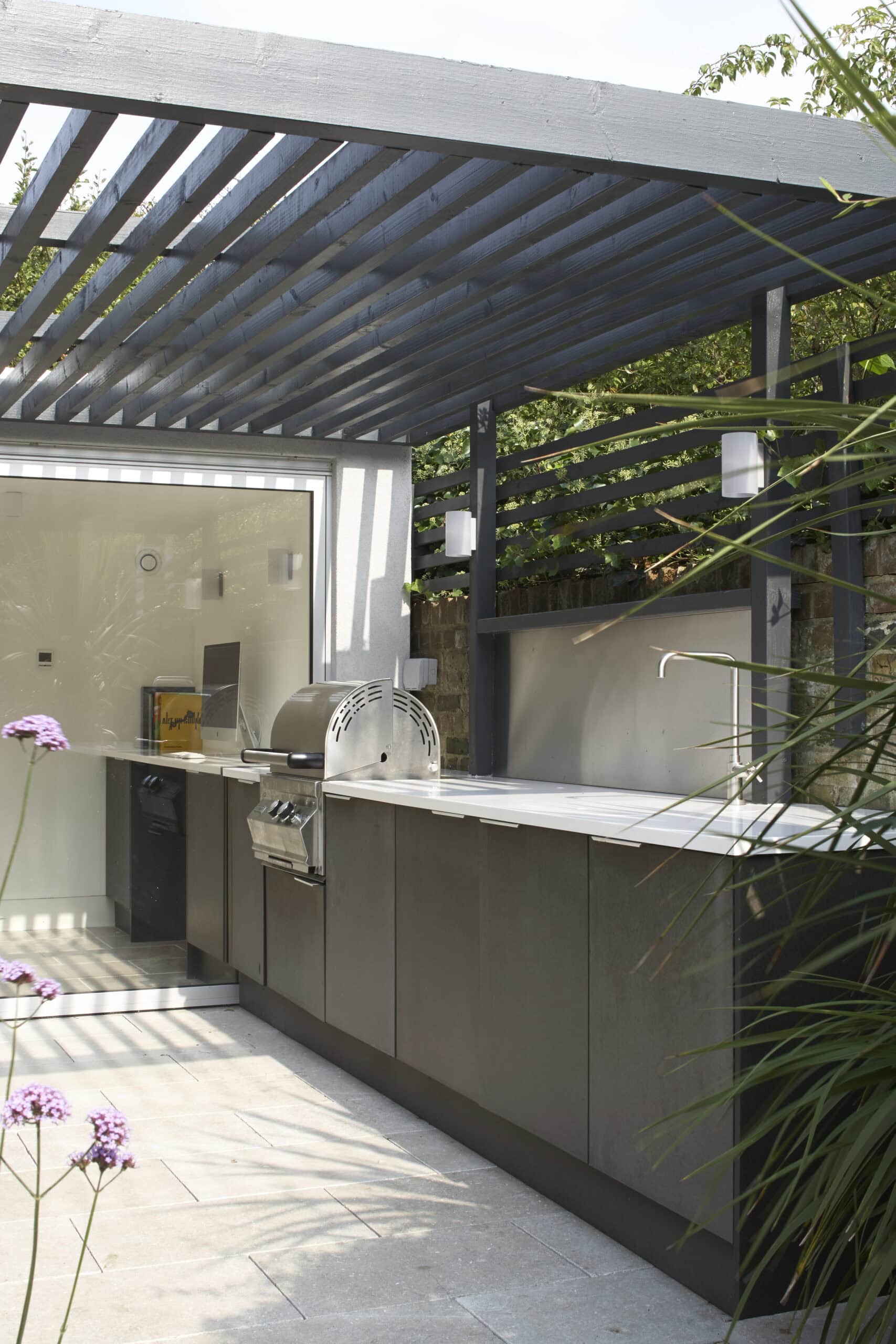 Detail of the outdoor kitchen and worktop.
