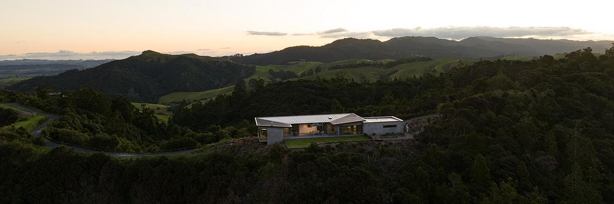 Stunning modern retreat harmonising with nature, showcasing sleek architecture against a serene landscape.