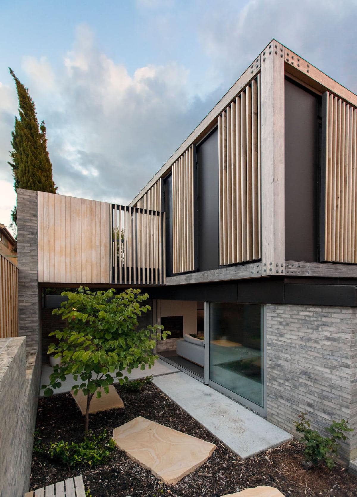 Stylish modern home harmonising architecture and nature with wood, concrete, and greenery.