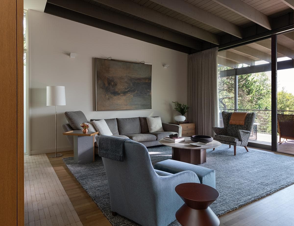 Stylish modern living room with abundant natural light and elegant furniture for relaxation.