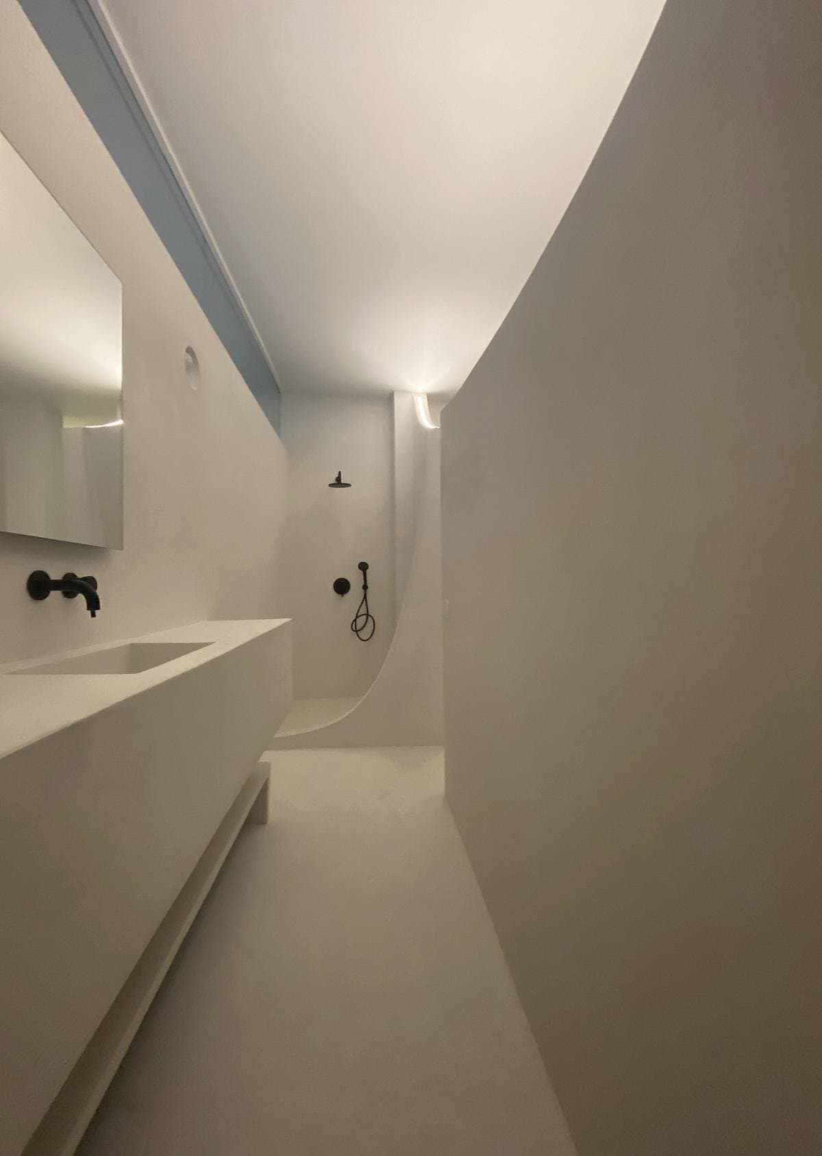 Chic minimalist bathroom design featuring elegant fixtures and serene ambiance for ultimate relaxation.