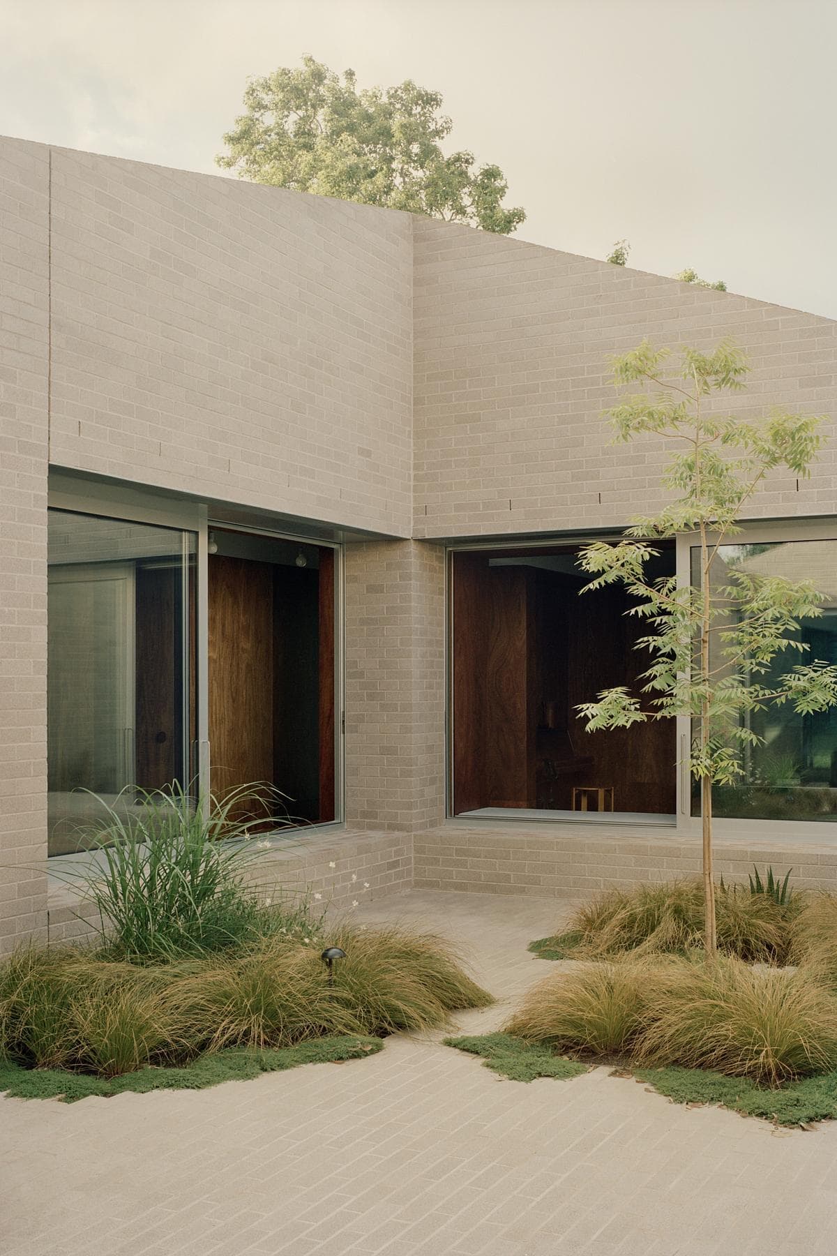 Modern minimalist home blending architecture with nature for serene living spaces.