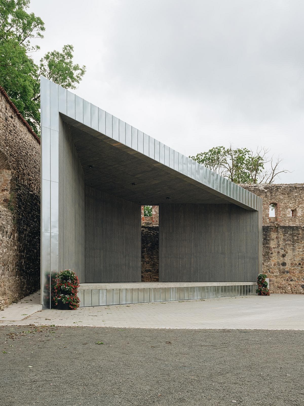 Contemporary pavilion harmonising with historic architecture, blending modern design and rich heritage.
