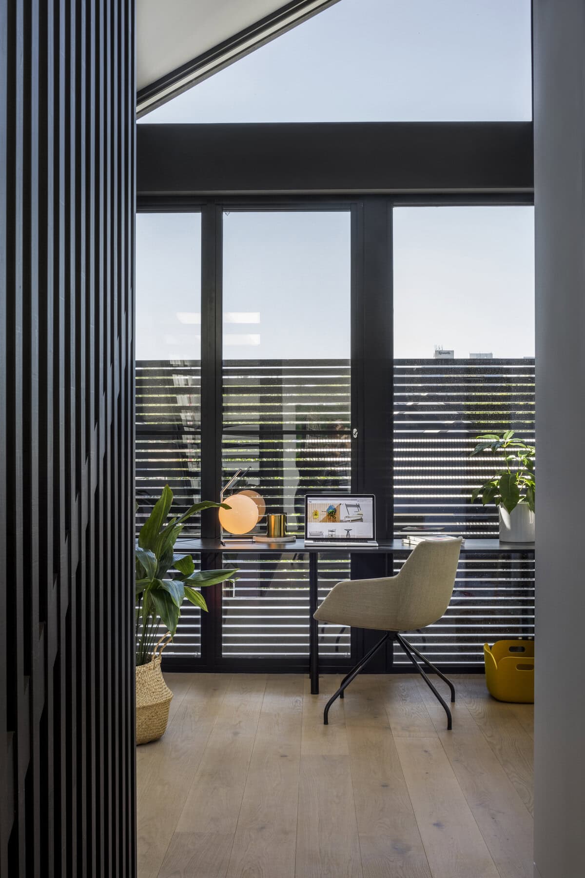Minimalist home office design featuring natural elements and vibrant greenery for inspiration and productivity.