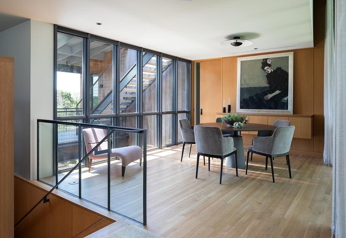 Chic minimalist living area with abundant natural light and elegant furnishings for a warm ambiance.