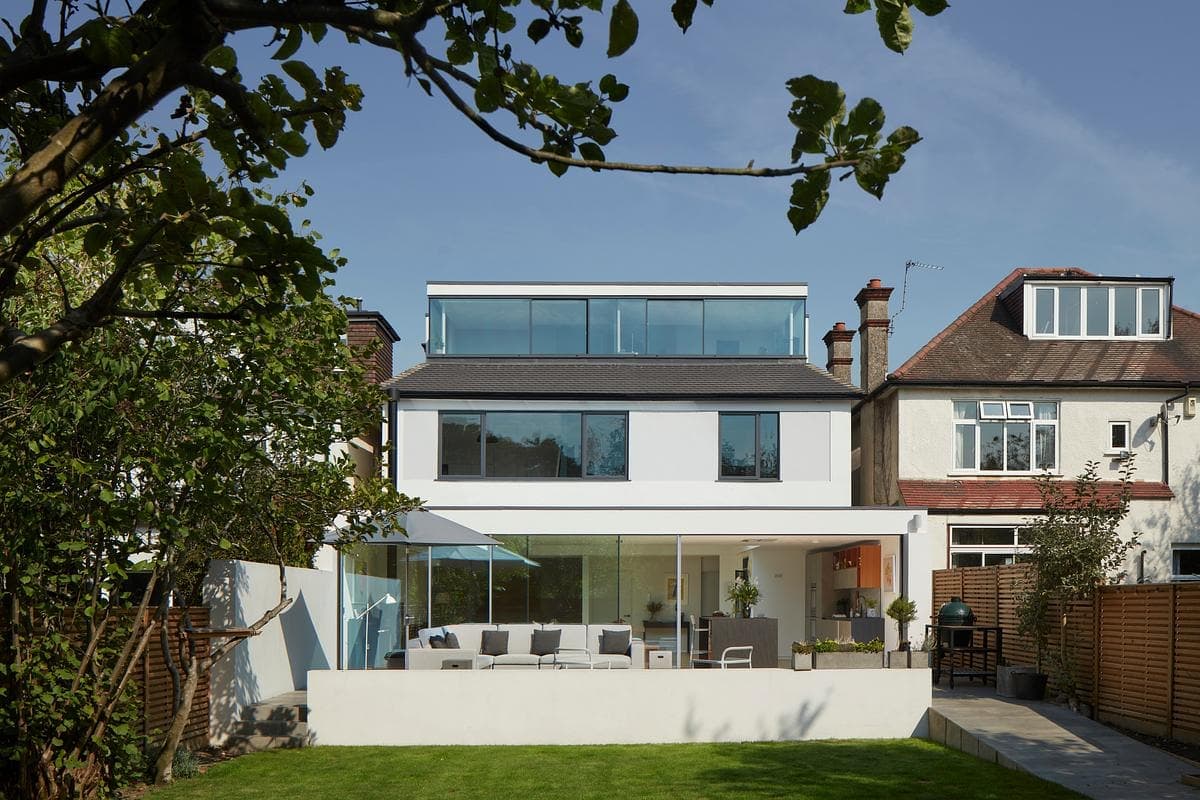 Rear facade with wide glazing facing the garden.