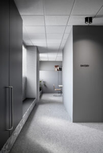 Davidov Architects Studio - arrowslit break in the wall dividing meeting and working areas