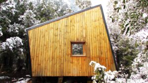 Andina Patagónica 1 cabin in winter, by Forma Architecture